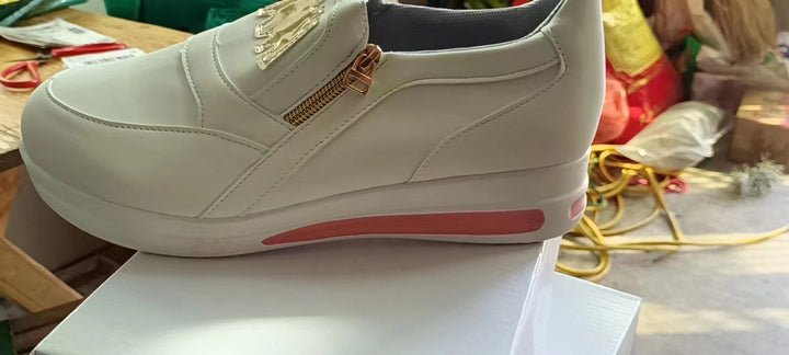 Damen  Slip-On Keilsneaker mit dekorativem Reißverschluss, gepolstertem Memory-Fußbett und profilierter Plateausohle Echo Archiv