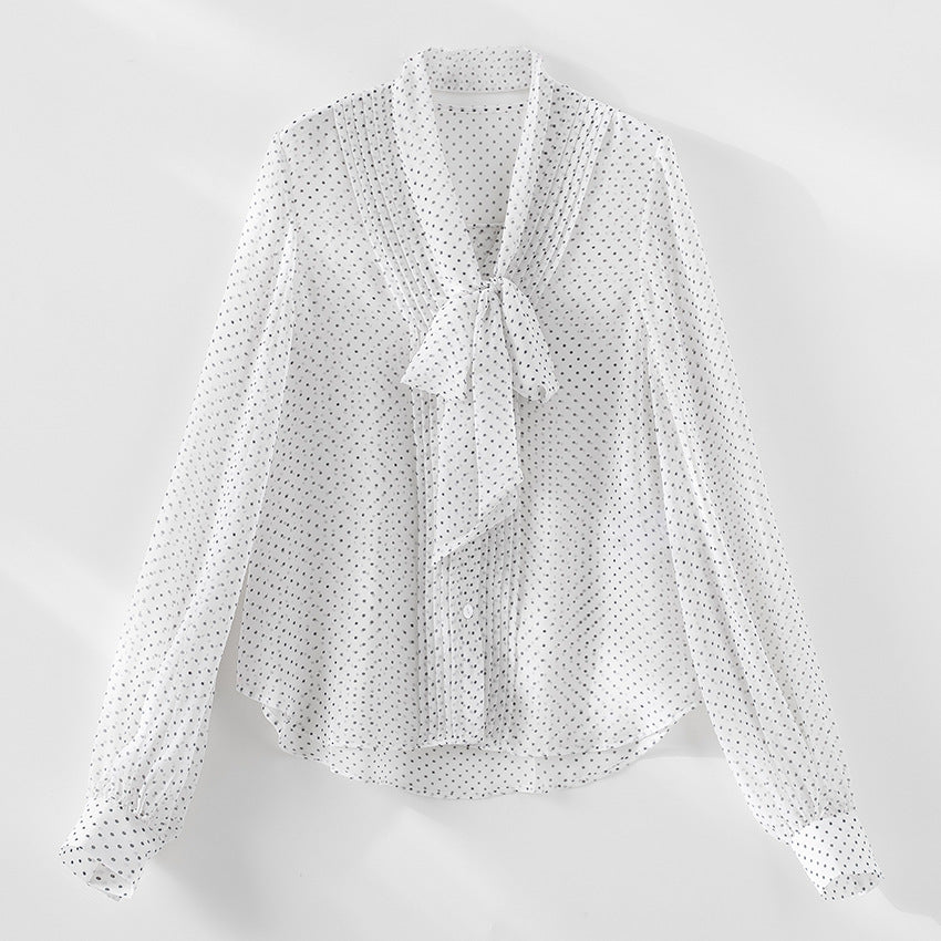 Damen Chiffon-Bluse mit Schleifenkragen, Pünktchenmuster und Biesen-Detail Echoarchiv