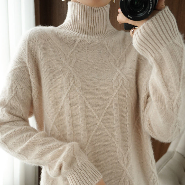 Damen Weicher Mohair‑Look Pullover mit hohem Rippkragen, Zopfmotiv und kastiger Oversize‑Passform Echoarchiv