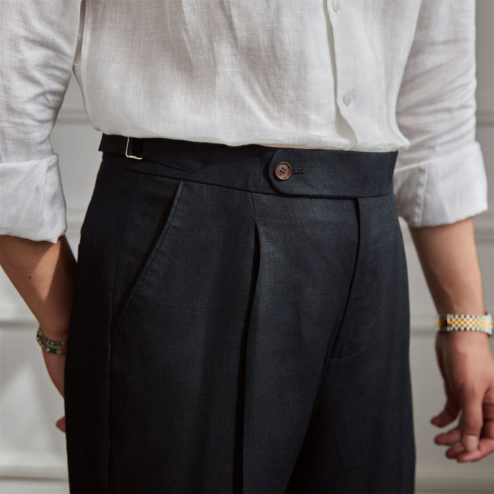 Herren Leinenhose mit hoher Taille, Bundfalten und verstellbarem Seitenriegel Echoarchiv
