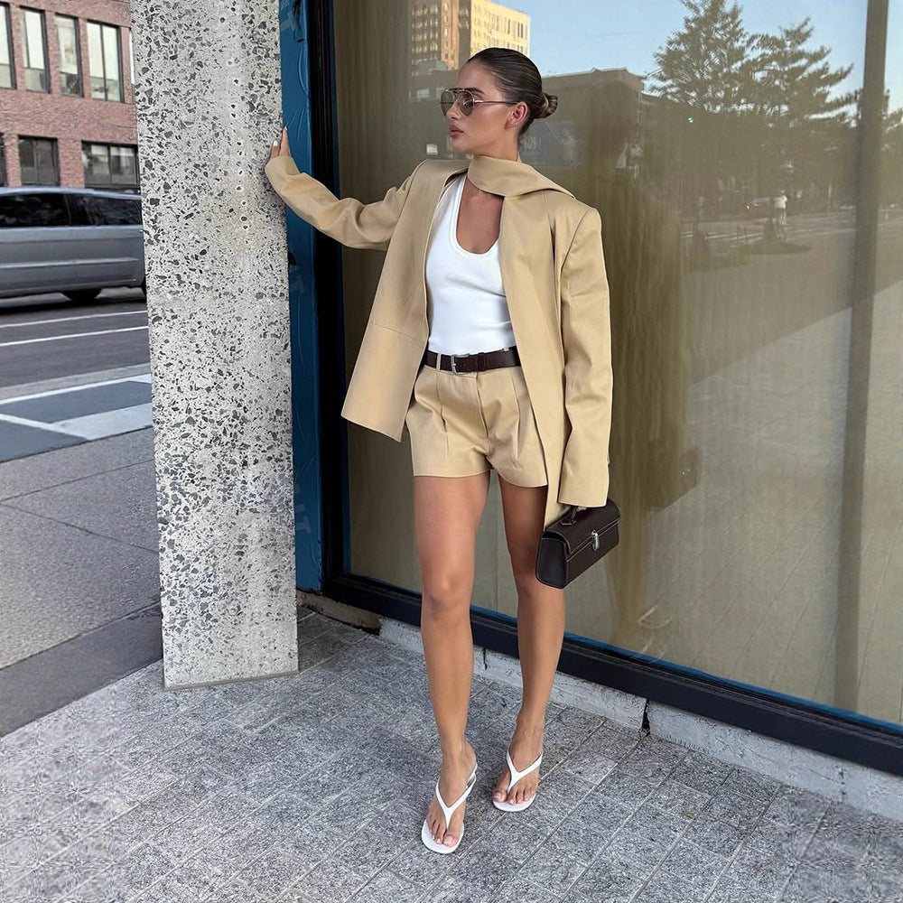 Damen Zweiteiliges Blazer-Set mit langem Schalkragen und hochtaillierten Shorts Echoarchiv