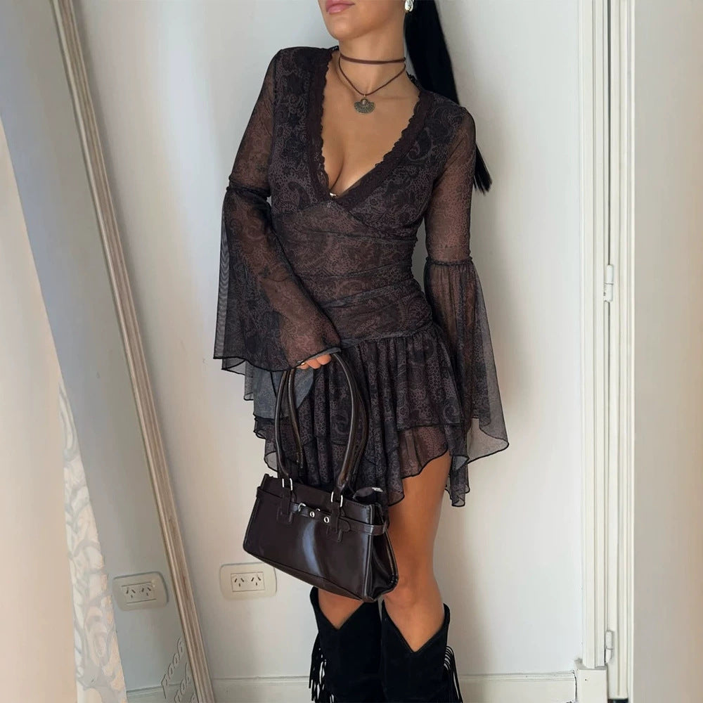 Damen Transparentes Spitzen-Minikleid mit tiefem V‑Ausschnitt, Rüschenrock & Glockenärmeln Echoarchiv