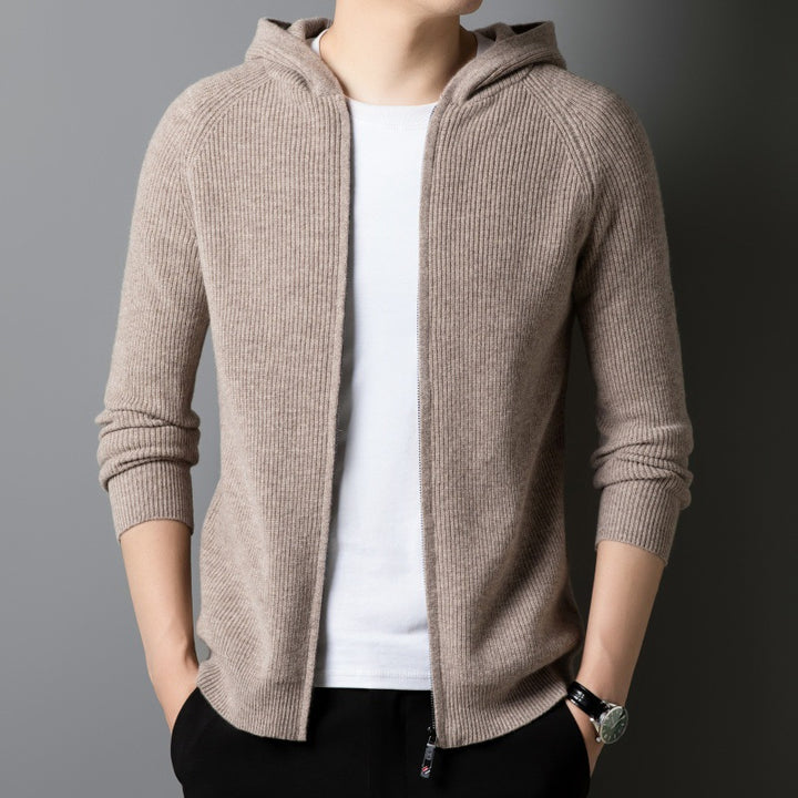 Herren Strickjacke mit Kapuze und modernen Akzenten Echoarchiv