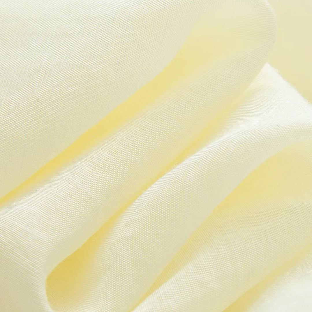 Damen fließende V-Ausschnitt Bluse aus seidenähnlichem Viskosemix mit Schleifenbinder und Perlmuttknopfleiste – Élovi