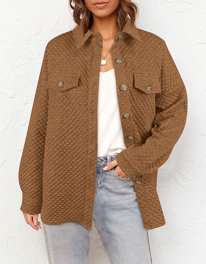 Damen Stepp Übergangshemdjacke mit Oversize Schnitt Brustpatten und Knopfleiste – Célinea