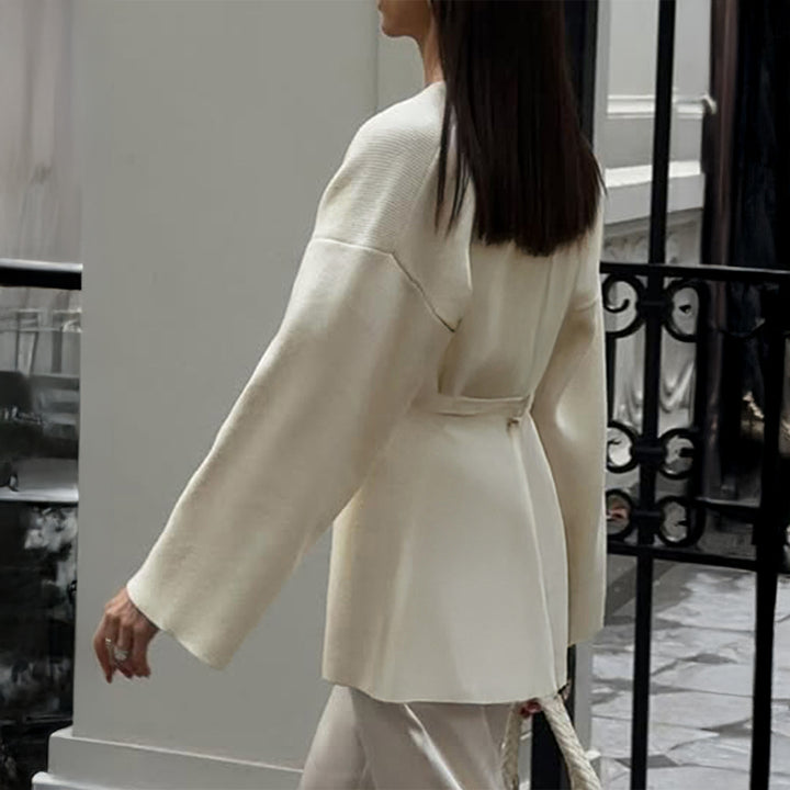 Damen taillierter Feinstrick-Cardigan mit V-Ausschnitt, Zierknopf und frontaler Schlitz – Veloura