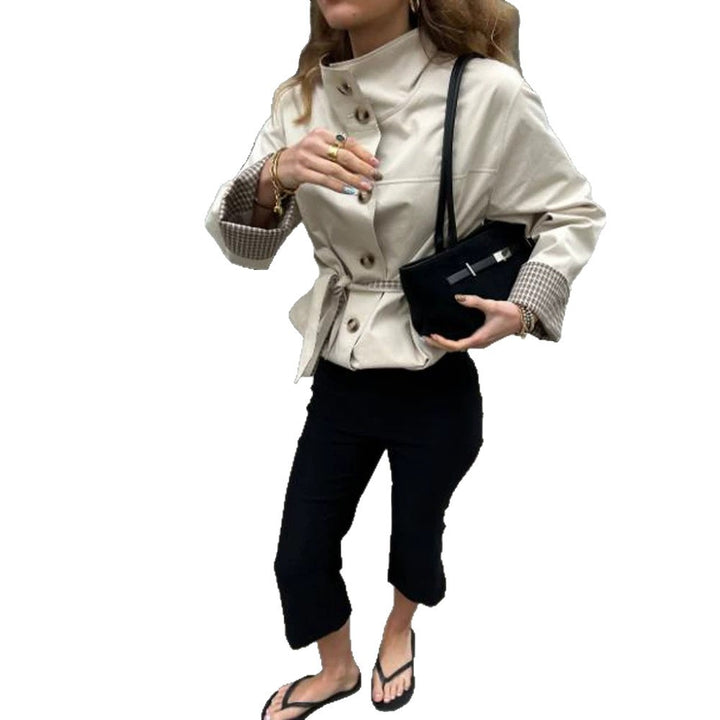 Damen Kurze taillierte Lederimitat-Jacke mit Stehkragen, Karo-Bündchen & Bindegürtel Echoarchiv