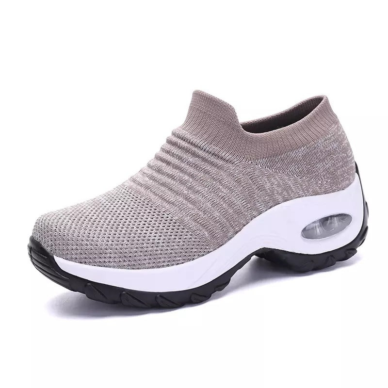 Damen Slip-On Strick-Sneaker mit sockenähnlichem Schaft und Luftkissen-Plateausohle – Névara