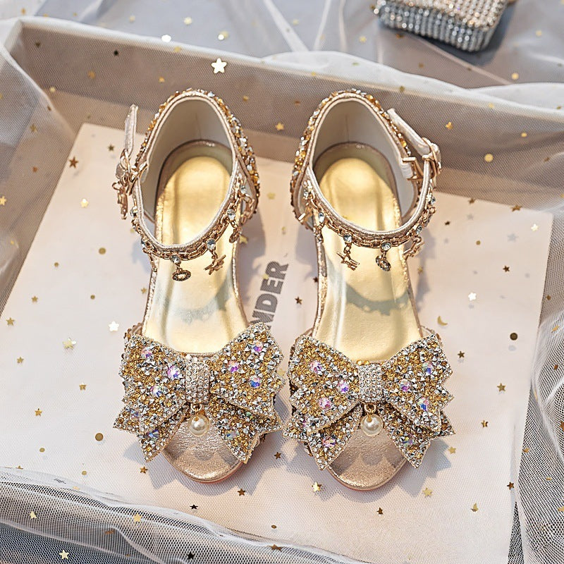 Mädchen Elegante und funkelnde Sandalen mit großen Schleifen Echo Archiv