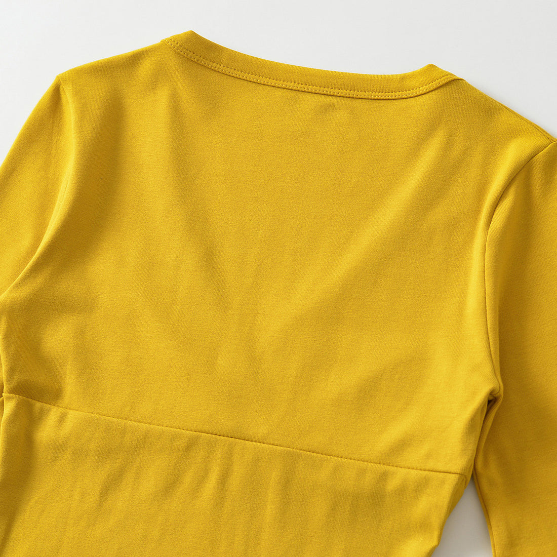 Damen Figurbetontes Wickelshirt mit tiefem V-Ausschnitt, dreiviertelärmeln und Taillenbetonung Echoarchiv