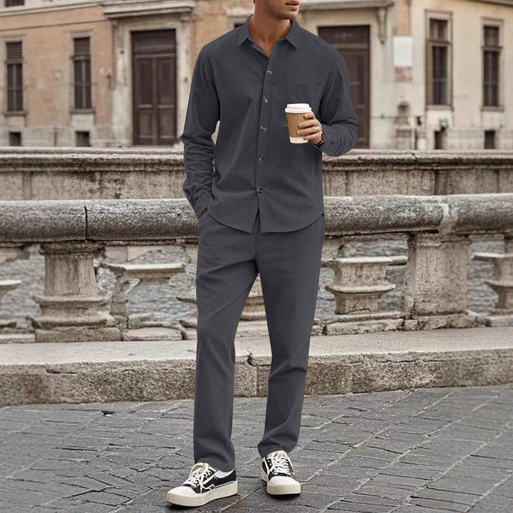 Herren elegantes Freizeitanzug mit stilvollem Hemd und bequemer Hose Echoarchiv