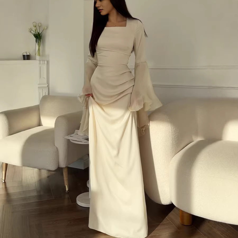 Damen Abendkleid mit Quadrat-Ausschnitt, transparenten Glockenärmeln und drapierter Taillenpartie – Élara