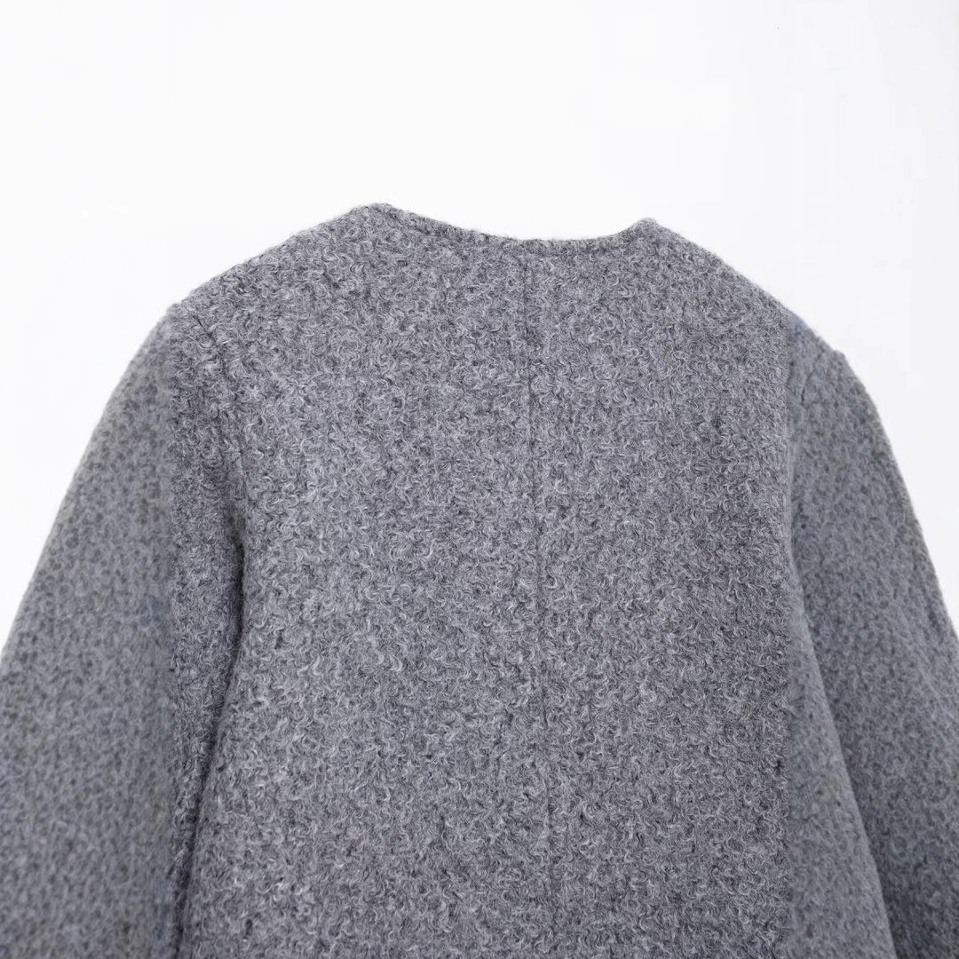 Damen Kurz geschnittene Bouclé‑Jacke mit Rundhalsausschnitt, aufgesetzten Pattentaschen und goldfarbenen Zierknöpfen Echoarchiv