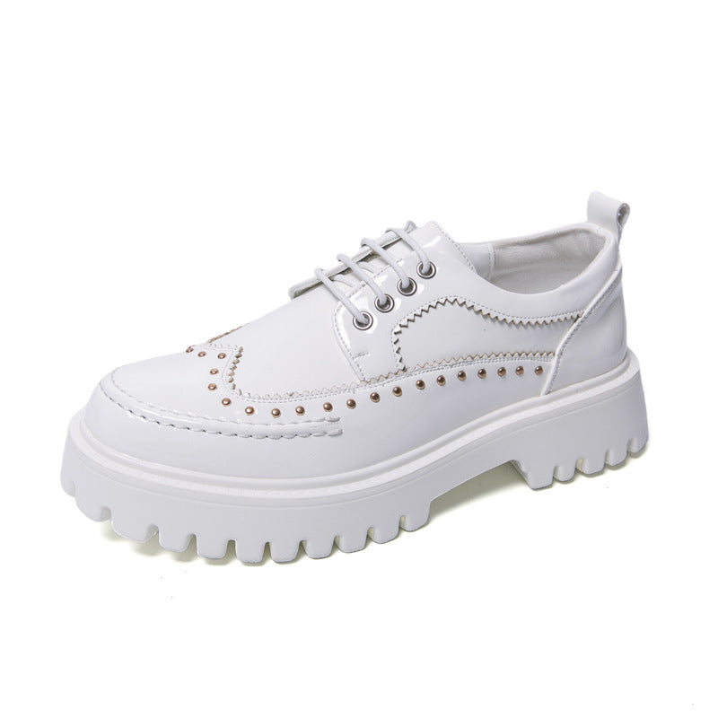 Damen Plateau-Brogue Derby mit markanter Profilsohle und Lacklederoptik Echo Archiv