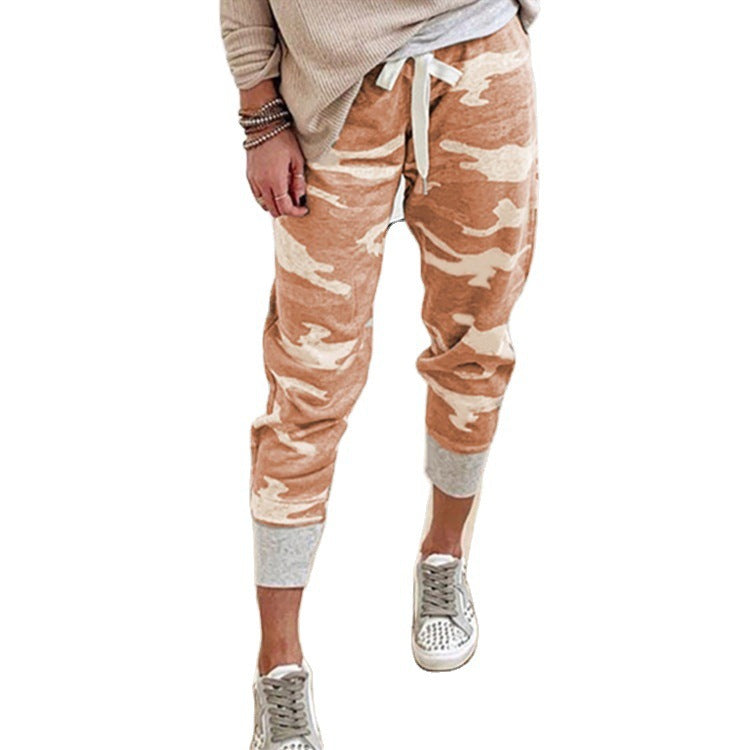 Damen Kordelzug-Jogpant im Camouflage-Look mit schmalem Fußbündchen – Avélisse
