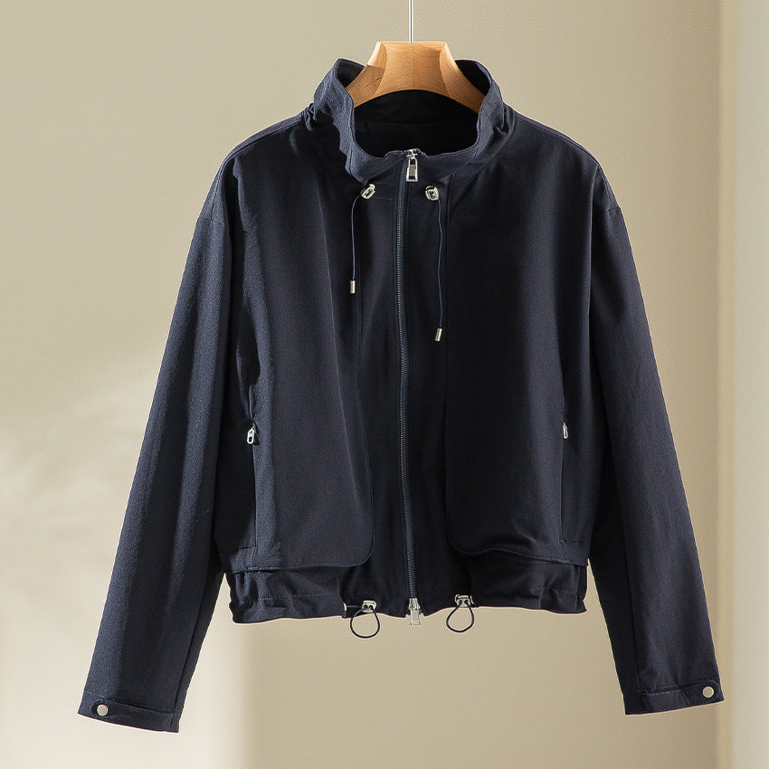 Damen Leichte Kurzjacke mit hohem Kragen, Tunnelzug und aufgesetzten Taschen Echoarchiv