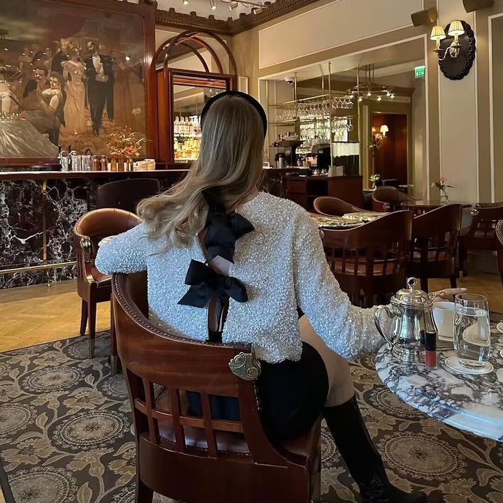 Damen glitzernde Cropped-Bolerojacke mit Paillettenbesatz und dekorativen Satinschleifen – Célinea
