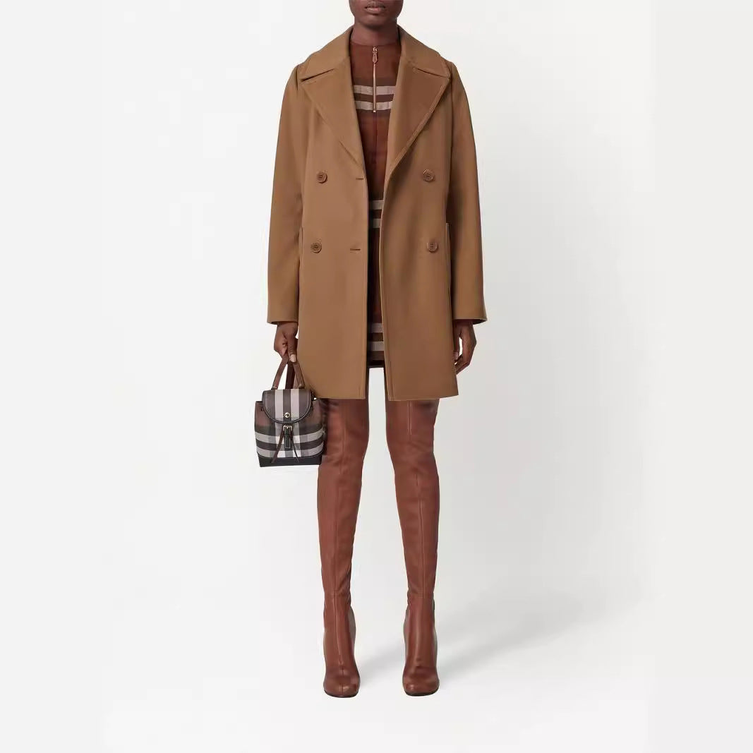 Damen Kurzmantel im minimalistischen Doppelreiher aus Wollmix mit weitem Revers Echoarchiv