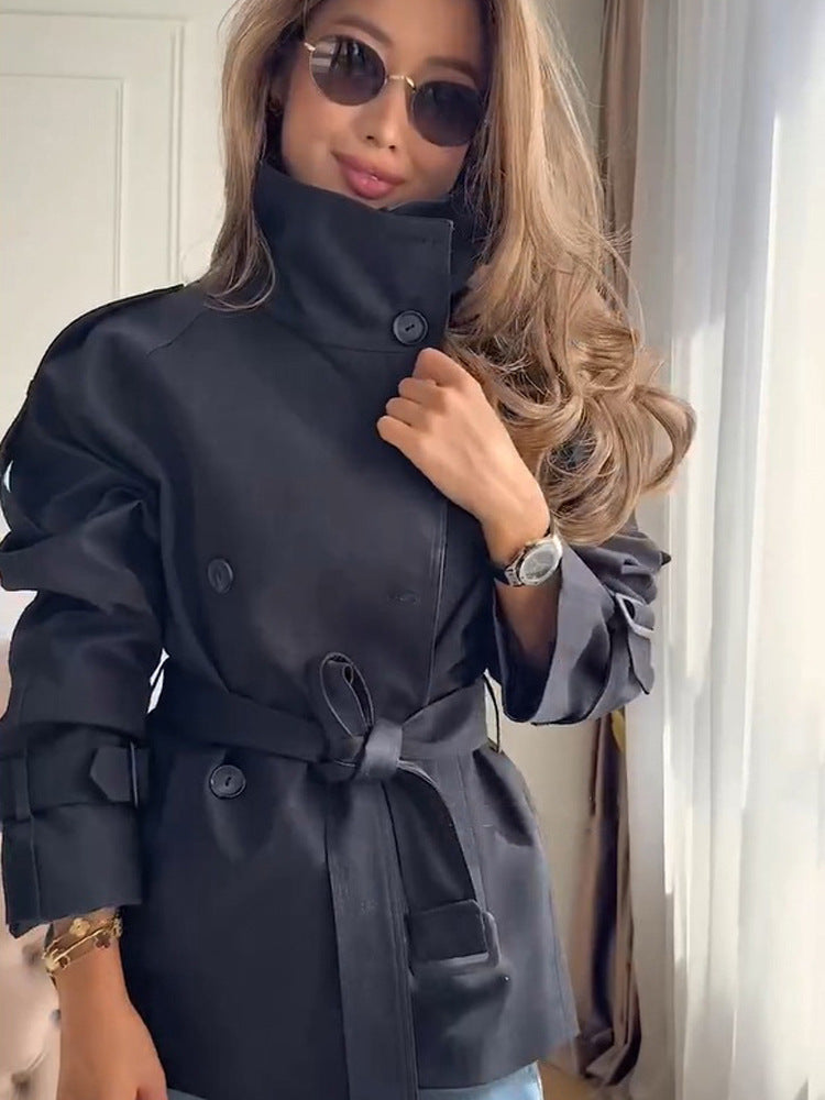 Damen Kurzer Boxy-Trenchcoat mit hohem Stehkragen, doppelreihiger Front & Taillengürtel Echoarchiv