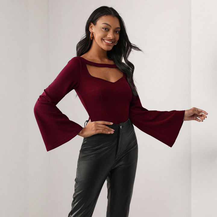 Damen figurbetontes Oberteil mit Cut-Out-Ausschnitt und Glockenärmeln – Avérine