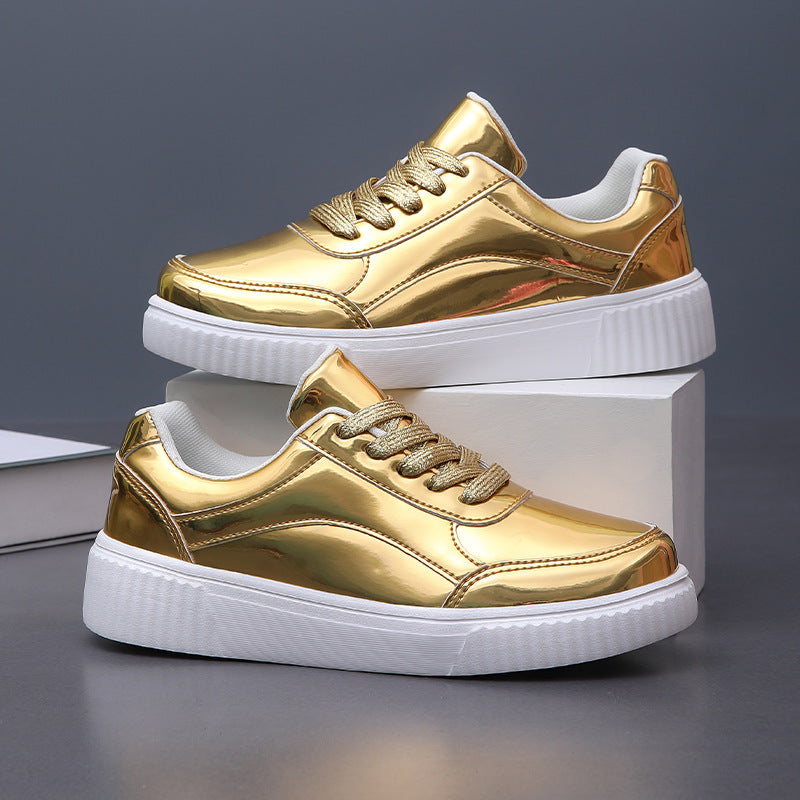Damen nan niedrig geschnittener Sneaker mit spiegelnder Lackoberfläche, gepolstertem Schaft und erhöhter Laufsohle mit Rillenprofil Echo Archiv