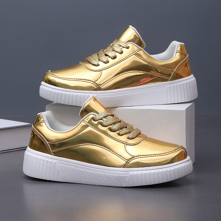 Damen nan niedrig geschnittener Sneaker mit spiegelnder Lackoberfläche, gepolstertem Schaft und erhöhter Laufsohle mit Rillenprofil Echo Archiv