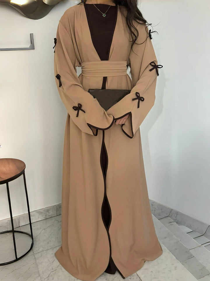 Damen nan elegante Abaya-Kaftan mit weitem Trompetenärmel, kontrastierender Passe und Wickelgürtel Echo Archiv