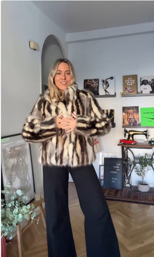 Damen Kurz geschnittene Boxy‑Kunstpelzjacke mit kontrastierendem Fleckenmuster und Standkragen Echo Archiv
