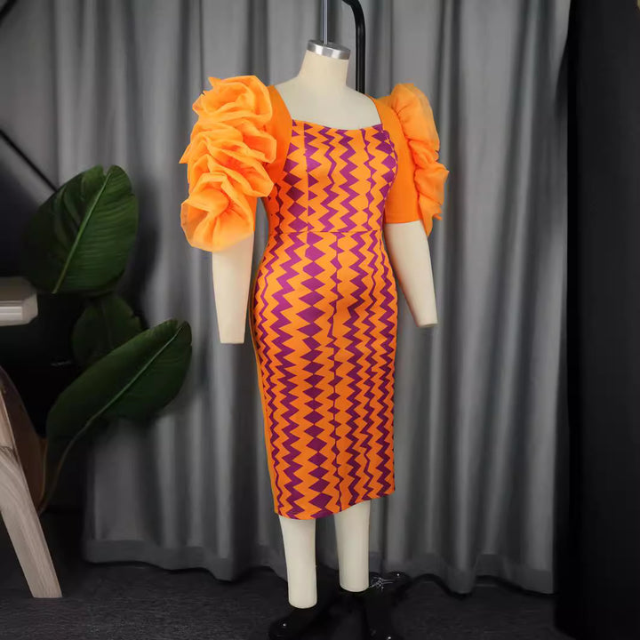 Damen figurbetontes Kleid mit auffälligen Rüschenärmeln und geometrischem Muster Echo Archiv