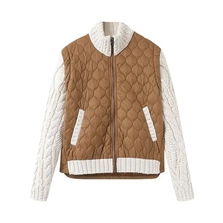 Damen gesteppte Hybridjacke mit Strickärmeln, Stehkragen und Pattentaschen – Célinea