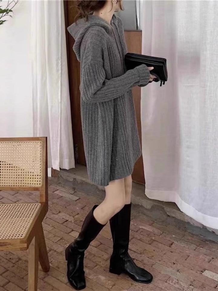 Damen Strick‑Kapuzenkleid mit gerippter Struktur und oversized Silhouette Echoarchiv