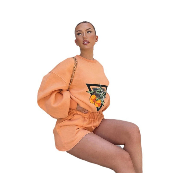 Damen nan Casual-Set aus Sweatshirt mit illustrativer Orangen-Stickerei und taillierten High-Waist-Shorts Echo Archiv