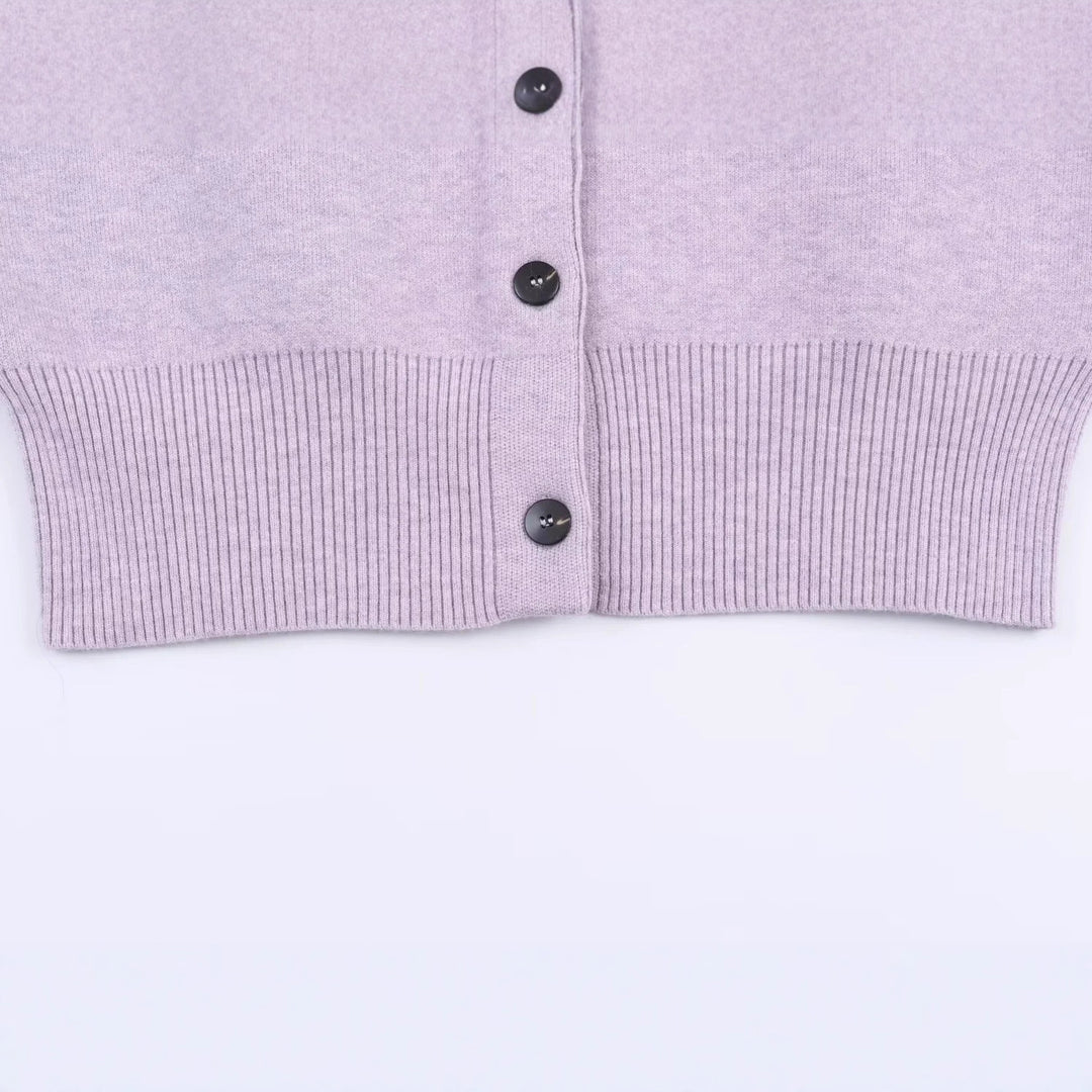 Damen kurze Knopfstrickjacke mit Raglanärmeln, breitem Rippbund und verlängerten Ärmelbündchen – Célinea