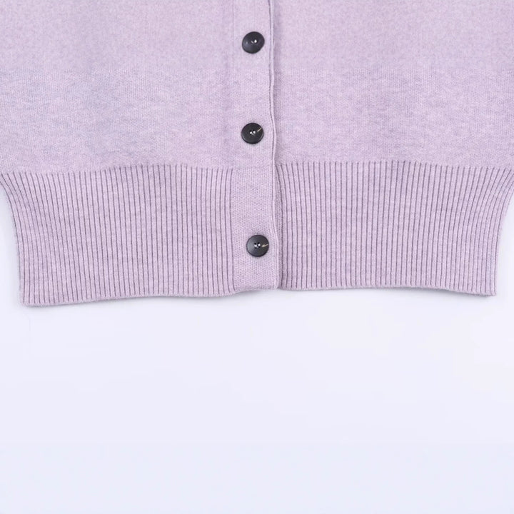 Damen kurze Knopfstrickjacke mit Raglanärmeln, breitem Rippbund und verlängerten Ärmelbündchen – Célinea