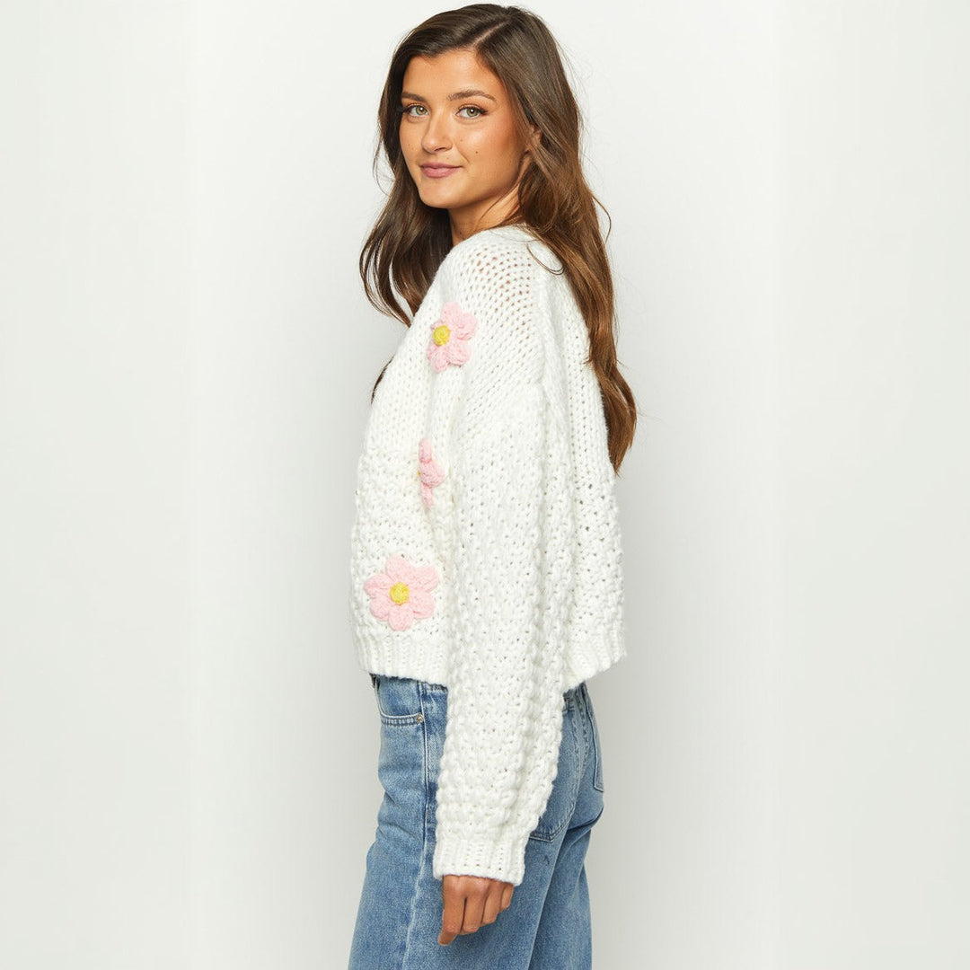 Damen Kurzer Grobstrick-Cardigan mit 3D-Blütenapplikationen und Ballonärmeln – Veloura