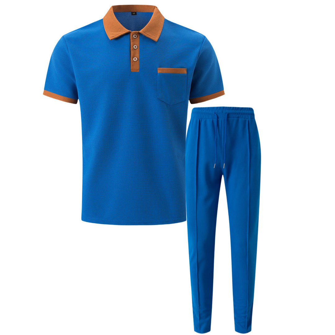 Herren elegantes Freizeit-Set mit strukturiertem Poloshirt und bequemer Hose Echoarchiv