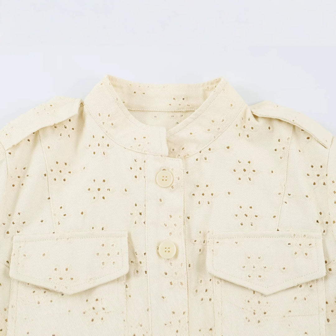 Damen Kurze Broderie‑Anglaise Jacke im Utilitarstil mit Stehkragen und Pattentaschen Echo Archiv