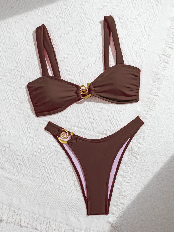 Damen Elegant geschnittenes Bikini-Set mit dekorativen Metallelementen Echo Archiv