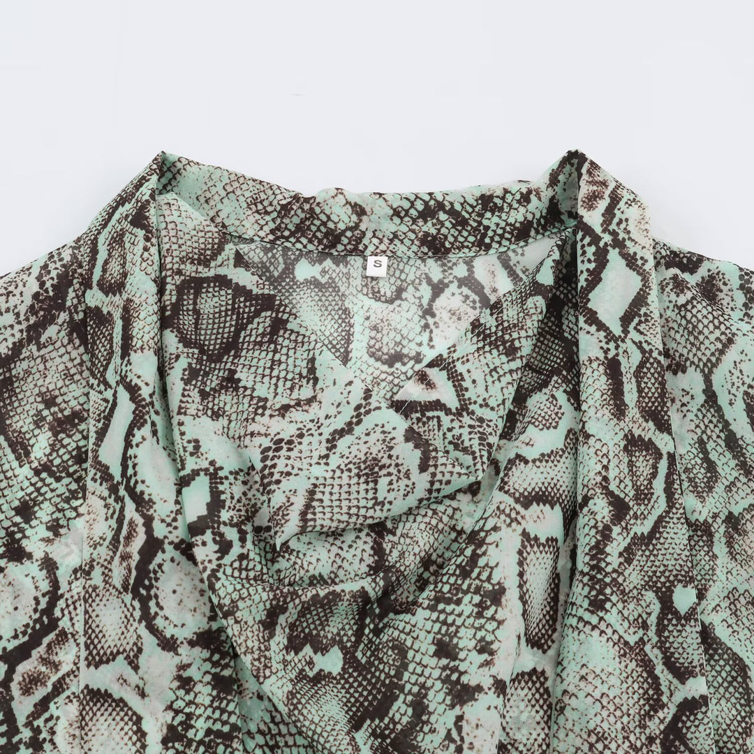 Damen Bluse mit Wasserfall-Schalkragen und Schlangenprint Echoarchiv