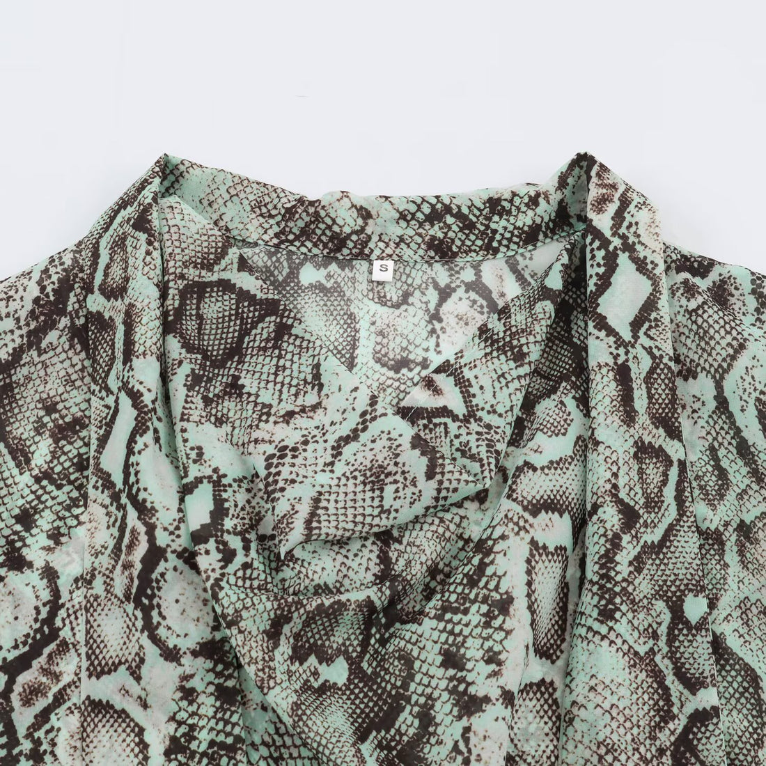 Damen Bluse mit Wasserfall-Schalkragen und Schlangenprint Echoarchiv