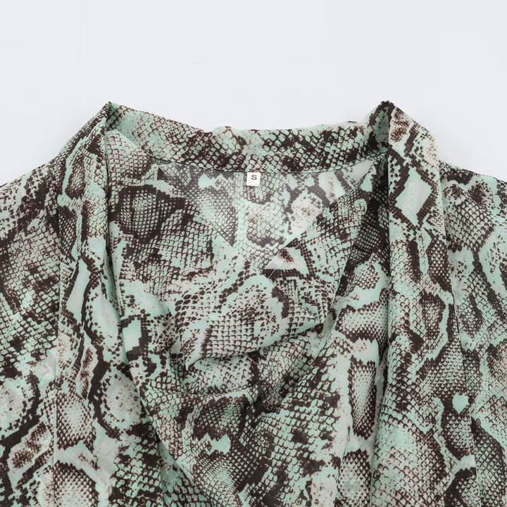 Damen Bluse mit Wasserfall-Schalkragen und Schlangenprint Echoarchiv