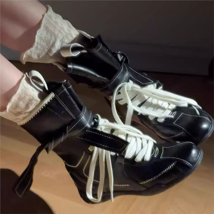 Damen Schnür-Ankleboots mit dekorativer Ziernaht, Riemenverschluss und markanter Profilsohle – Varelle