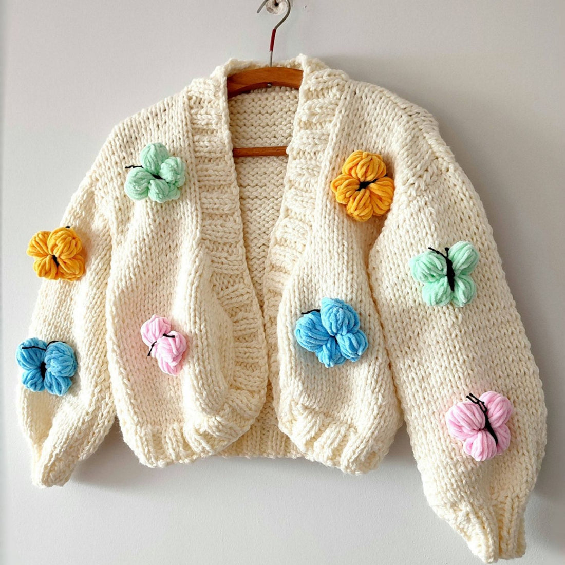 Damen Modische Strickjacke mit Blumendekor – Célinea