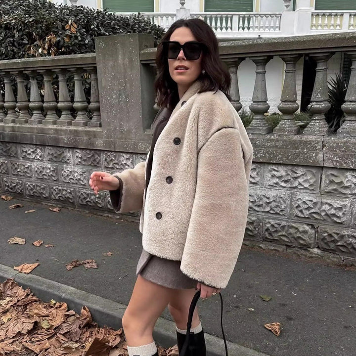 Damen Kurz geschnittener Oversize Teddy-Mantel mit Stehkragen und Kontrastpaspeln Echo Archiv