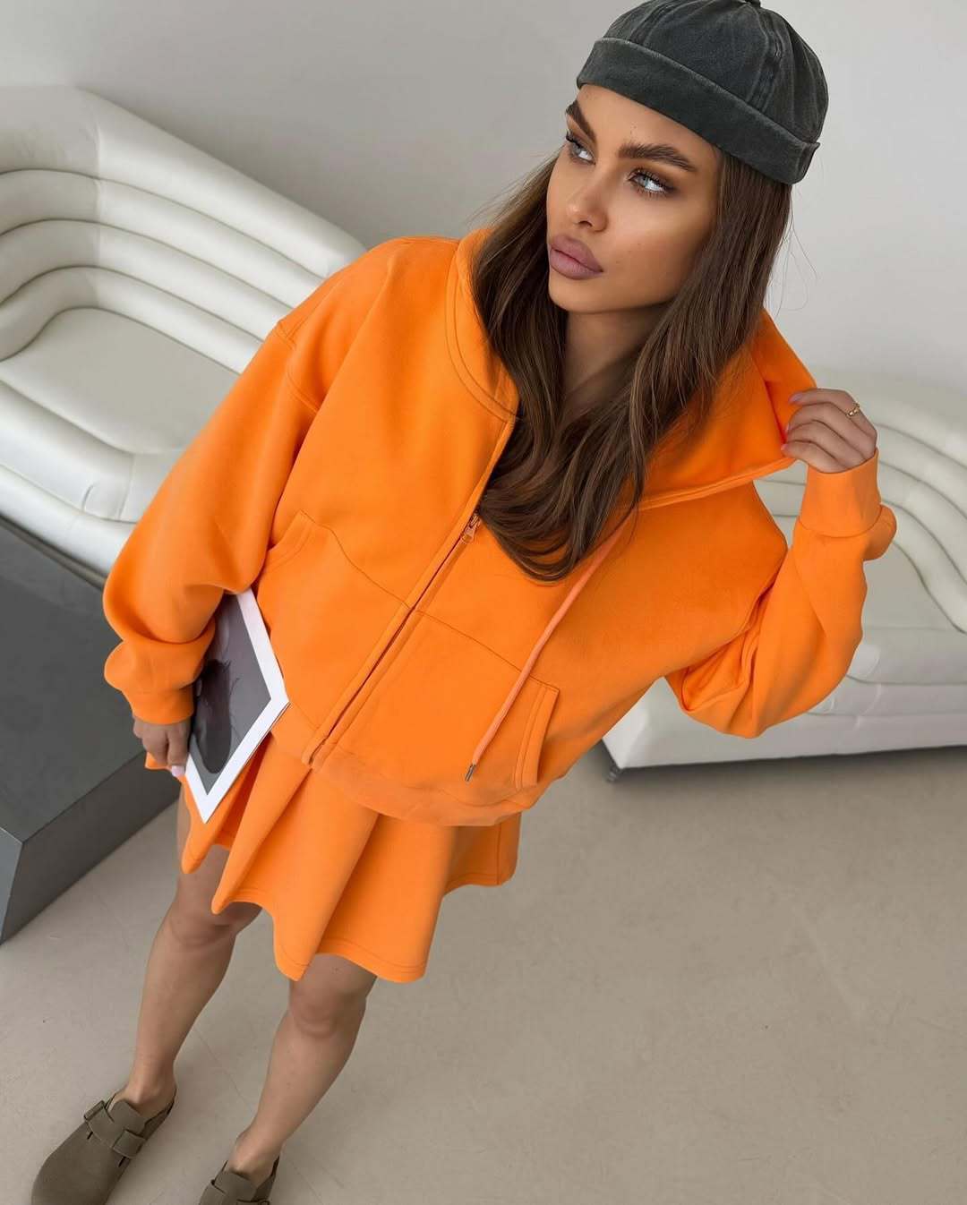 Damen Kurzzip-Kapuzenjacke mit plissiertem Minirock-Lounge-Set – Élanora