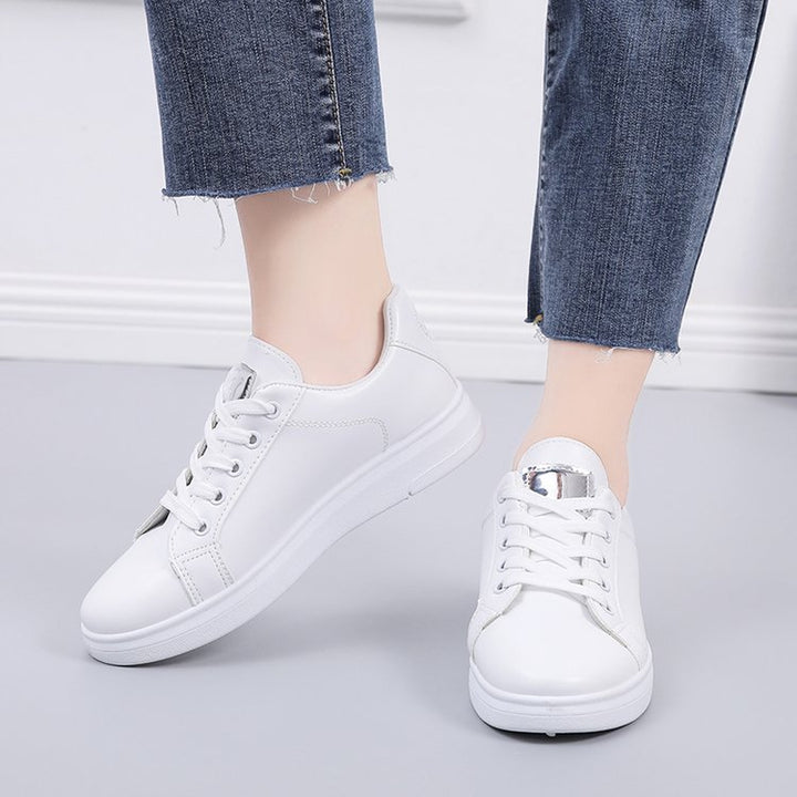 Damen nan urbaner Freizeit-Sneaker mit dezenter Rosenstickerei, erhöhtem Keilsohlenprofil und gepolstertem Komfortfußbett Echo Archiv