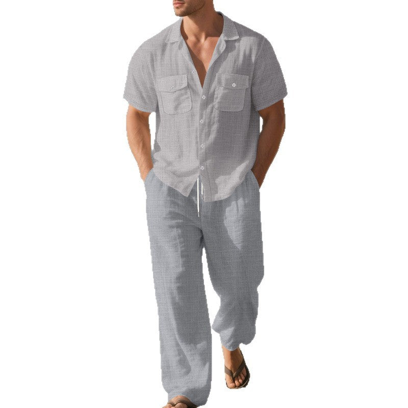 Herren luftiges Strand-Outfit mit lässigem Kurzarmhemd und bequemen Leinenhosen Echoarchiv