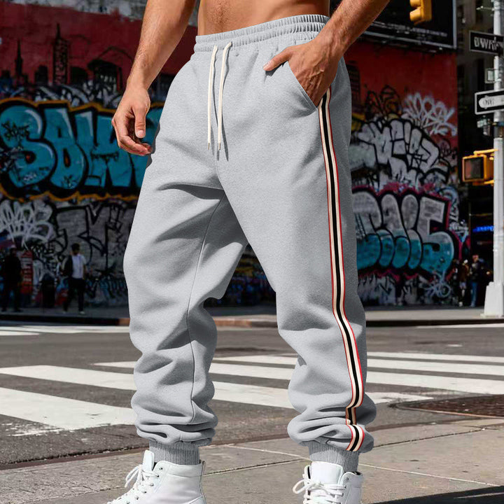 Herren Urbaner Slim-Jogger aus French Terry mit Seitenstreifen und gerippten Bündchen – Sorevano