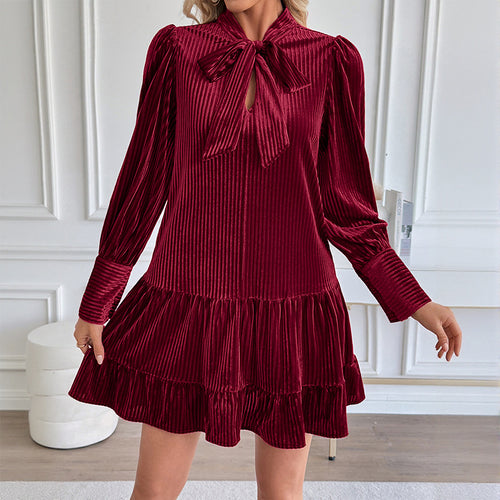 Damen Samt-Faltenkleid mit Schleifenkragen, Puffärmeln und stufigem Volantrock – Élara