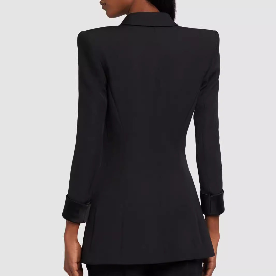 Damen Taillierter Smoking‑Blazer mit Satin‑Schalkragen und dekorativen Medaillonknöpfen Echoarchiv